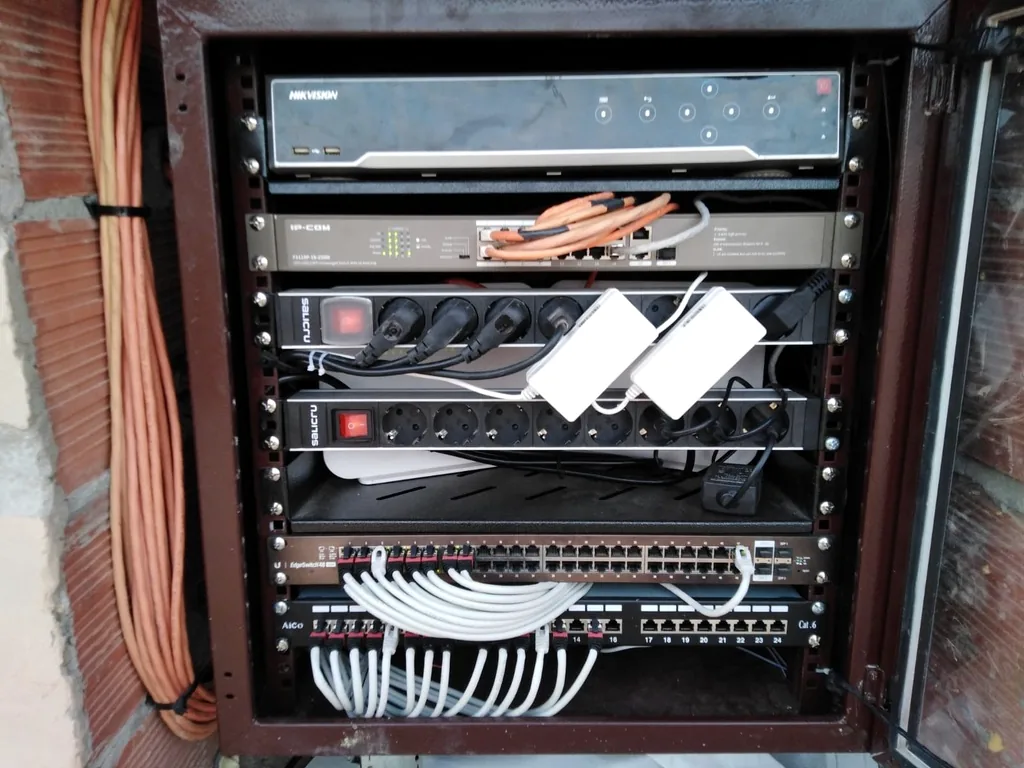 Coffret technique avec enregistreur vidéo Hikvision et switches réseau