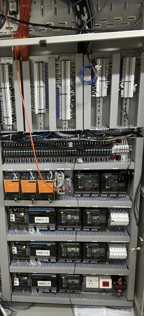 Armoire de gestion technique du bâtiment avec automates et borniers repérés